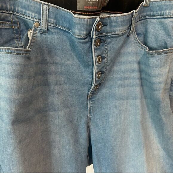 Torrid Light Wash 5 front Button Bombshell Skinny Jeans, size 24 SHORT - Picture 5 of 9